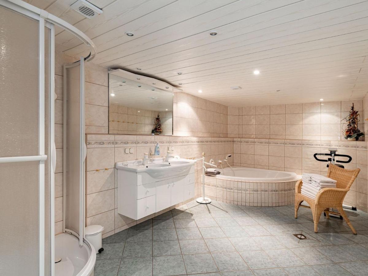 Majestic Holiday Home With Jacuzzi Unterschonau Exterior photo
